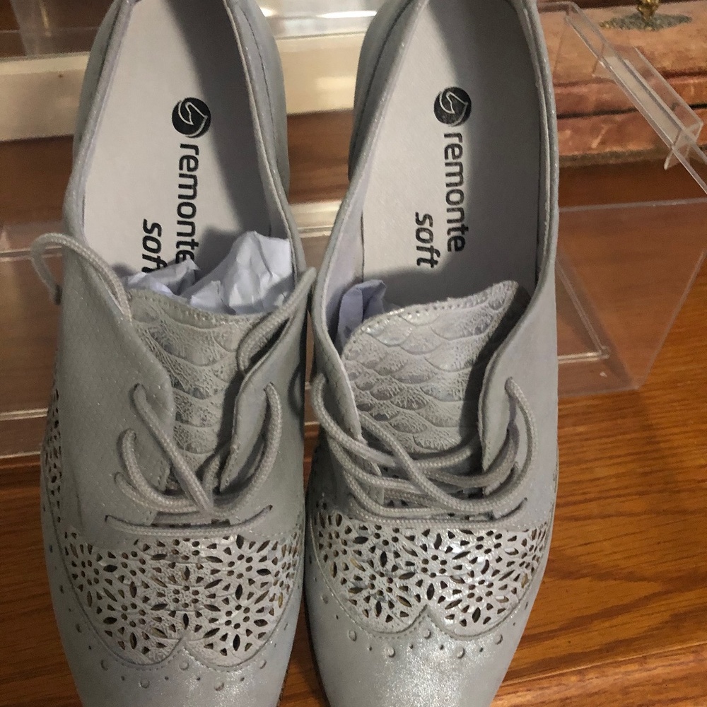 REMONTE Oxford Silver Lace up Flats - Size 10/41